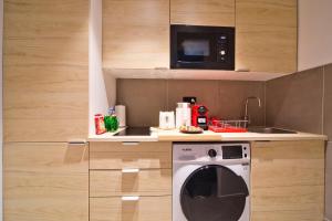 een keuken met een magnetron en een wasmachine bij New Renovated Studio Invalides EffeilTower 2 pers in Parijs