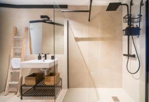 un baño con lavabo y ducha en EXCLUSIVE TRIPLEX WITH PRIVATE TERRACE, en Sevilla 36 fotos más