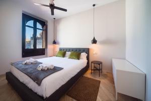1 dormitorio con 1 cama con 2 toallas en EXCLUSIVE TRIPLEX WITH PRIVATE TERRACE, en Sevilla