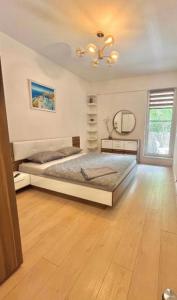 une chambre avec un lit et un miroir au mur dans l'établissement Atria Urban Resort, à Bucarest 25 autres photos