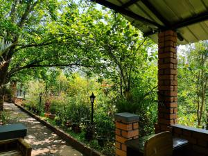 ogród z pawilonem z drzewami i roślinami w obiekcie Pear Tree Luxe Entire 3BHK Mansion w mieście Kotagiri