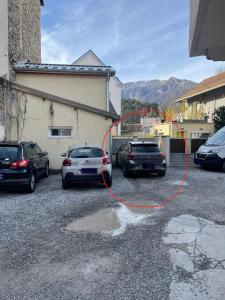 two cars parked in a parking lot with an orange hose at Villa chaleureuse Centre ville - Parking privée in Gap