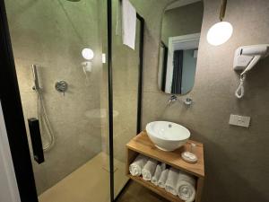 y baño con ducha acristalada y lavamanos. en Krysos Luxury Rooms en Agrigento