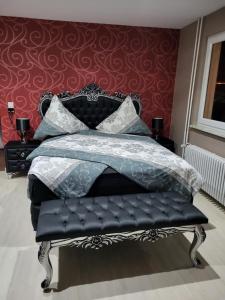 - une chambre avec un lit doté d'oreillers bleus et blancs dans l'établissement Gästehaus Mama, à Rust