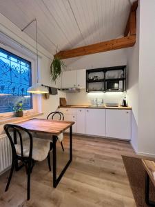 eine Küche mit einem Tisch und Stühlen im Zimmer in der Unterkunft Studio Apartment Jož' 