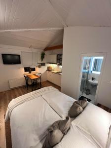 1 Schlafzimmer mit einem weißen Bett und einer Küche in der Unterkunft Studio Apartment Jož' 
