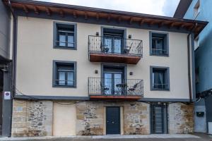 - un bâtiment avec des balcons sur le côté dans l'établissement El Toison 21 Parking Gratis-6 Pax Centro-Historico, à Bilbao