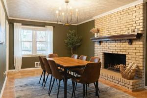 una sala da pranzo con tavolo, sedie e camino di Pet Friendly Home with Hot tub and Swimming Pool , Atlanta Suburb a Kennesaw