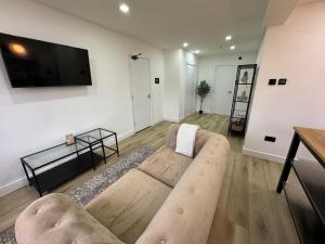 牛津的住宿－Lux 1 Bed Flat - Free Parking，带沙发和平面电视的客厅