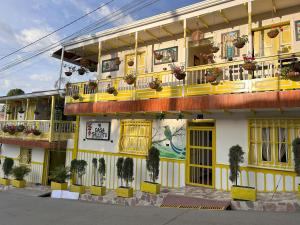 ein Gebäude mit gelben Türen, Balkonen und Pflanzen in der Unterkunft Casa Salento in Salento
