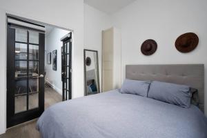 1 dormitorio con 1 cama grande y espejo en The Cozy Country Den en Quebec