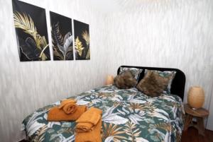 1 dormitorio con 1 cama y 2 cuadros en la pared en Gîte Au Moulin de Bougnon Calme et Dépaysement en Haute-Saône, 
