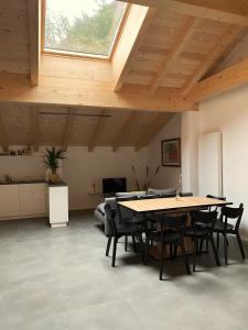 uma sala de jantar com uma mesa e cadeiras e uma janela em Gasthof Faust em Vols am Schlern