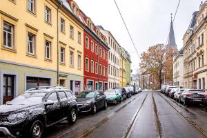 Apartment Dresden EG Links في درسدن: شارع مدينة مهتري وبه سيارات تقف في الشارع