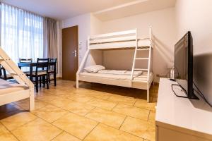 Apartment Dresden EG Links في درسدن: غرفة معيشة مع سرير بطابقين وغرفة طعام