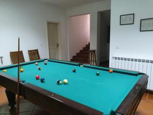 una mesa de billar con pelotas en una habitación en Alto do Sobreiro, en Escalos de Cima