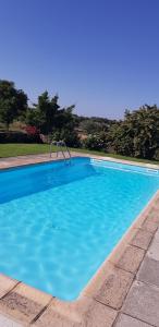 ein großer Pool mit blauem Wasser in der Unterkunft Alto do Sobreiro in Escalos de Cima