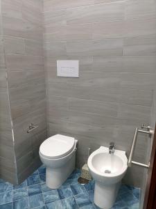 un bagno con un water e un lavandino di Home 5.1 a Napoli Altre 35 foto