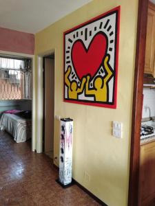 um quarto com um coração pendurado na parede em Residenza Cornicello em Bardolino