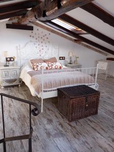 een slaapkamer met een wit bed en een tafel bij La Casina de Asturias in Mieres