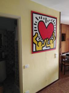 uma pintura de um coração numa parede em Residenza Cornicello em Bardolino