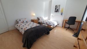 Mayfield , 2 bed slp 6 Roomy dog friendly Gosport town house客房内的一张或多张床位