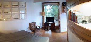 een slaapkamer met een bed en een bureau met een stoel bij Tiny House: The Housje in Puerto de la Cruz