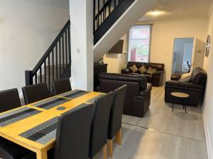 a dining room with a table and a living room at *The Marshall*ContractorsStays*MonthyStays* in Leicester