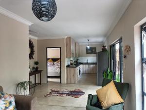 uma sala de estar com um frigorífico e uma cozinha em EDJAMI Guest House em Marloth Park