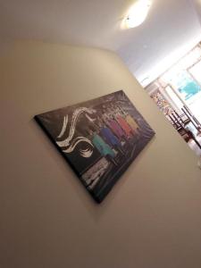 uma imagem pendurada numa parede num quarto em Residenza Cornicello em Bardolino