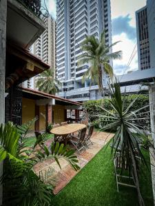 een patio met een tafel en stoelen en gebouwen bij 54 Street East near to F&F Tower in Panama-Stad