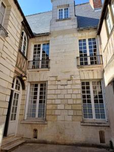 a large brick building with windows and a balcony at Cœur de Ville - T3 - 6 personnes - Arrivée Autonome in Tours