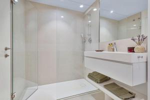 Koupelna v ubytování Beautiful Deluxe Garden Apartment + 9 fotografií