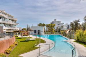 Bazén v ubytování Beautiful Deluxe Garden Apartment nebo v jeho okolí