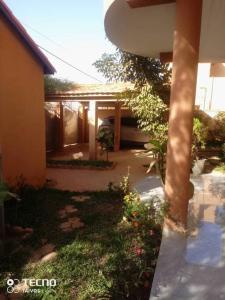 eine Außenansicht eines Hauses mit Hof in der Unterkunft Résidence Wendyna in Ouagadougou