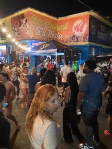 Une foule de gens debout dans une foule à une fête dans l'établissement Casa Lima in Villa Palmeras, à San Juan