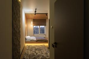 una camera con un letto e una finestra e una porta di Discovery Garden apartments a Chmel'nyc'kyj