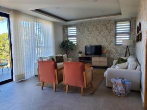 a living room with a couch and a table at Villa en la montaña in Jarabacoa