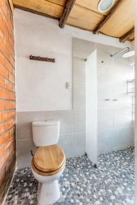 a bathroom with a toilet and a shower at Fundo Chincheros Lodge in Juliaca