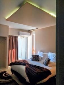Un pat sau paturi într-o cameră la CENTRAL VIEW ΜΙΔΕΙΑ