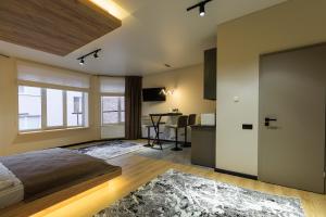 una camera con letto e una cucina con tavolo di Discovery Garden apartments a Chmel'nyc'kyj