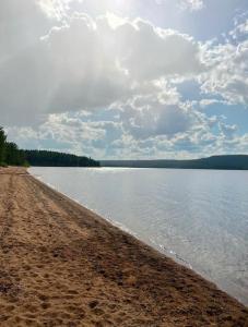 En strand vid eller i närheten av gästgiveriet