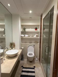a bathroom with a toilet and a sink at Luxury apartment in Canary Wharf in London