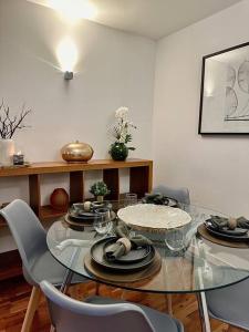 een eetkamer met een glazen tafel en stoelen bij Luxury apartment in Canary Wharf in Londen