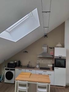 Kuchyň nebo kuchyňský kout v ubytování Gîte rural 3 épis "Aux Pieds des Ar'den" - chambre 1 isolée et chambre 2 dans hall de nuit - 34 rue du Château à 5564 Wanlin - 4 adultes et 2 enfants
