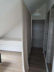 Fotografie z fotogalerie ubytování Gîte rural 3 épis "Aux Pieds des Ar'den" - chambre 1 isolée et chambre 2 dans hall de nuit - 34 rue du Château à 5564 Wanlin - 4 adultes et 2 enfants v destinaci Houyet