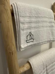 a towel on a wooden chair with a towel at Dümmerland Apartments in Lemförde