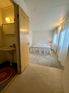 1 dormitorio con 1 cama en el centro de una habitación en Central lägenhet, en Norrtälje