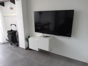TV a/nebo společenská místnost v ubytování T2 VUE MER accès plage