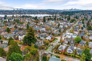 een luchtzicht op een woonwijk met huizen bij Skyline Blue House in Greenwood in Seattle